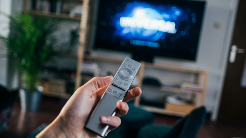 WOWOWはどこで見るのが正解？スカパー！・J:COMの違いをやさしく比較して選び方まで解説